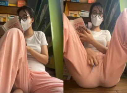Cô em vừa đọc sách vừa nhét sextoy vào âm đạo
