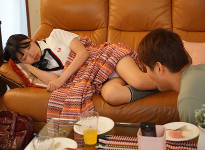 Thằng này đang phang em gái mới lớn của người yêu