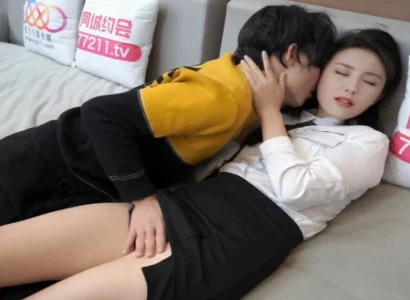 Cô thư ký trẻ bí mật phục vụ sếp vì tiền