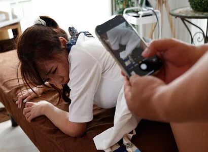 Đang triệt lông liền khống chế rồi hiếp