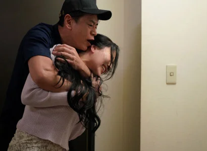 Nữ ca sĩ bị người hâm mộ làm nhục vì thân hình bốc lửa