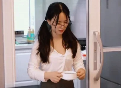 Cha dượng trong khi người quen trong xóm chén