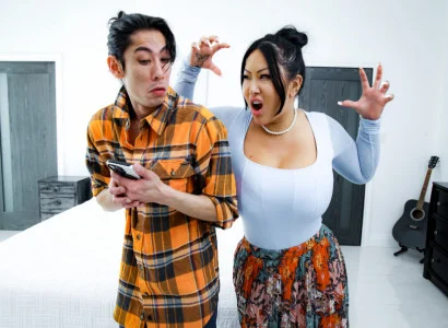 Con trai này đưa mẹ kế xăm trổ hàng múp lên đỉnh