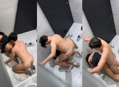 Hai người trong WC quán bar đang quan hệ thắm thiết trong WC